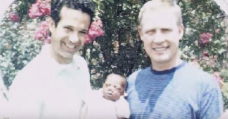 Az újszülött kicsit egy meleg pár vette magához. Másfél évtized múlva az egész világot megrázza, amit elmond