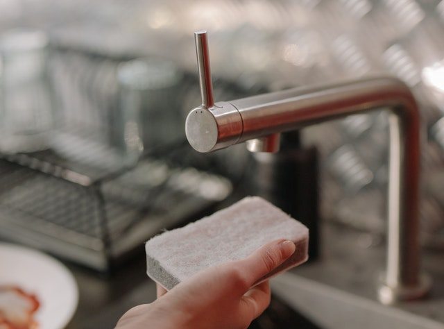 Ez a legegyszerűbb módja, hogy sec perc alatt lepucoljuk a ráégett zsírt az edényeinkről