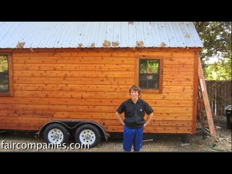 15 évesen megtervezte és megépítette saját guruló otthonát – most mindannyian bekukucskálhatunk, hogy megnézzük belülről: