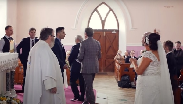 A pap az esküvőn leszegi a fejét és a menyasszony neszezést hall a háta mögül. Arcán csurognak a könnyei, mikor rájön, ki van ott