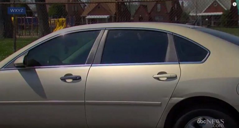 Az apát megállították a sötétített ablakok miatt – amikor a rendőr a hátsó ülésre nézett, csak annyit mondott: “Kövessen”