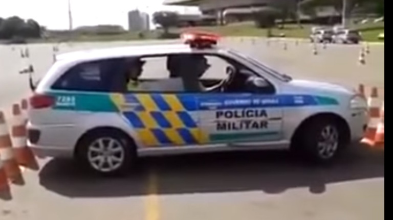 A rendőr egyetlen bója feldöntése nélkül áll ki a totálisan beszorított helyzetből. Elmondta azt is, hogyan csinálta: