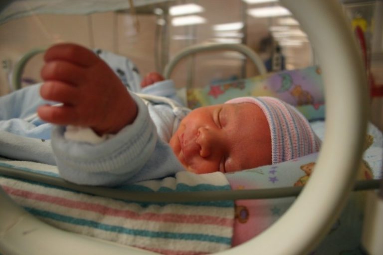 Az anya egyetlen pillantást vetett az újszülöttjére, és felsikoltott, majd otthagyta a kórházban