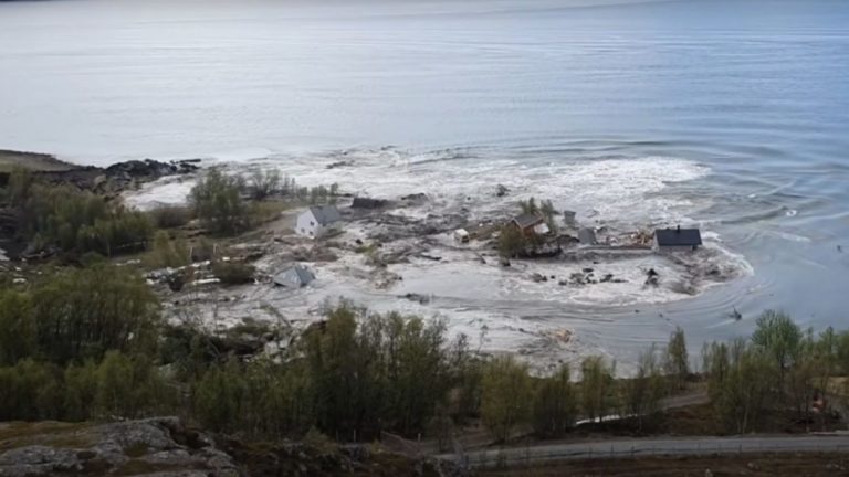 Így HULLIK bele 8 HÁZ a TENGERBE: az életben nem láttunk még ilyen videót!