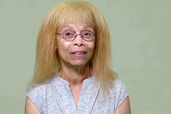 Így néz ki a hatvanas nagymama a professzionális átalakító csapat sok órás munkája után (videón a mesés eredmény)