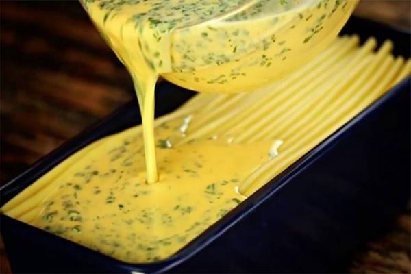 Formába töltötte a tésztát, ráöntötte a szószt és háromnegyed óra múlva kivette a sütőből ezt a FENSÉGES FOGÁST: