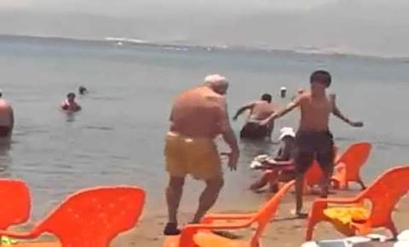 Szakadunk a röhögéstől! A ficsúr kigúnyolja a nyugdíjas bácsit a balatoni strandon! Az öreg frappáns riposztján fél órája nevetünk: