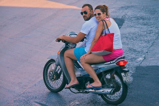 Durva számlát tolt a szállodaigazgató a nászutasok elé: a feleség olyan briliánsan oldotta meg, hogy az igazgató köpni-nyeli nem tudott!