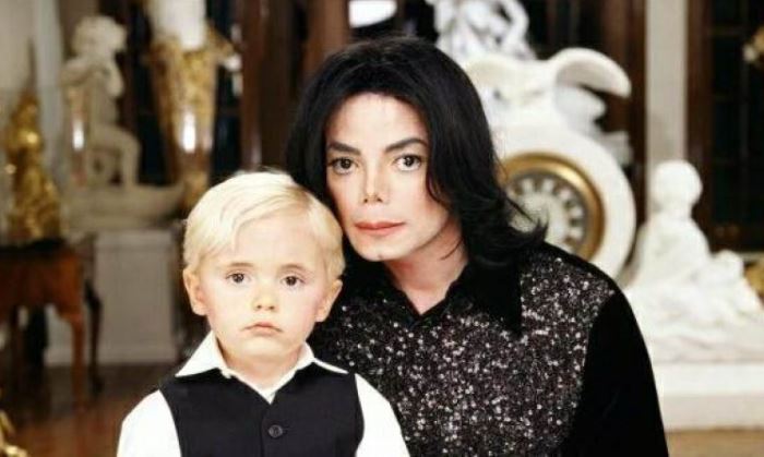 A tejfölszőke kisfiú mára jóképű férfivé érett: Michael Jackson fia nem szórja a pénzt, nem vág fel, szerény és megfontolt életet él