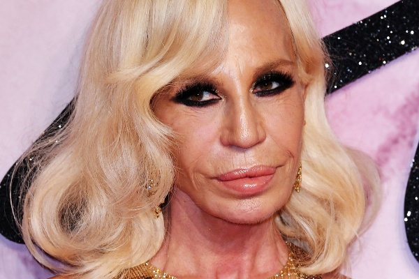 Nem is gondoltuk volna, de BÁMULATOS régi felvételek bizonyítják: Donatella Versace gyönyörű nő volt fiatalon, még a műtétei előtt..