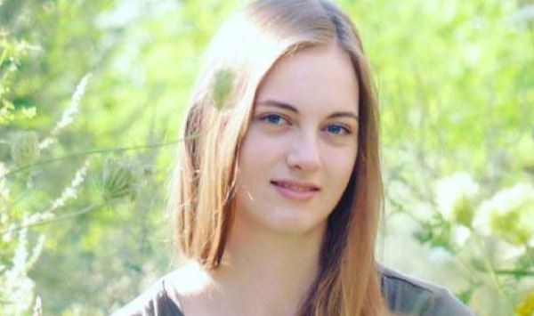A gyönyörű, 19 éves lány bemutatja imádott kedvesét a szüleinek – az apa és az anya kikerekedett szemmel kapkod levegő után