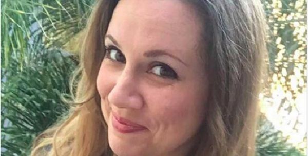 A tinilány elkésik a suliból. Anyja megírja a valaha volt legviccesebb igazolást: