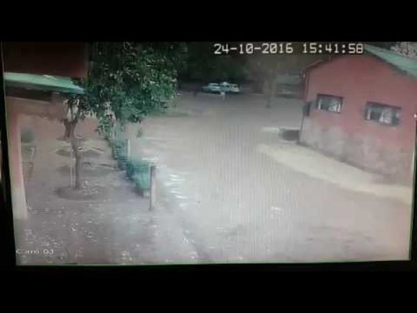 Elképesztő felvétel: csak felnőttek nézzék meg ezt a videót! Egy térfigyelő kamera rögzítette, ahogy belecsap a villám egy utcán sétáló nőbe!