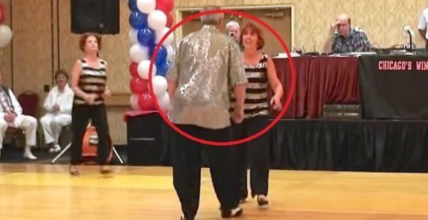 A pár táncolni kezd, ám egy másik nő is beszalad a parkettre. Ekkor olyasmi történik, amitől mindenkinek leesik az álla!