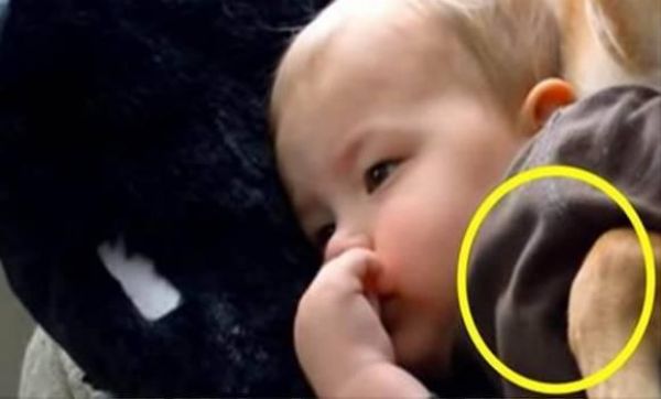 A kisfiú betegen fekszik a kanapén. Amikor anyja belép a nappaliba, alig hisz a szemének