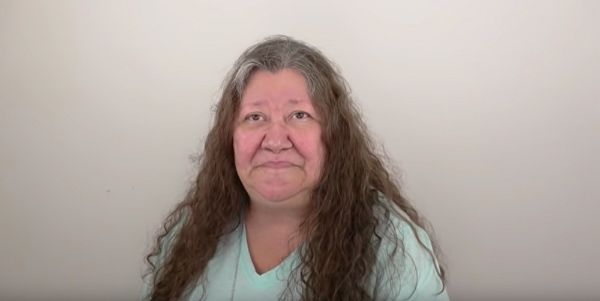 62 éves nagyi úgy gondolja, már „nem szép”, ezért unokája elviszi egy profi fodrászhoz. Pár óra múlva ő maga is alig ismer rá nagymamájára! (videó)