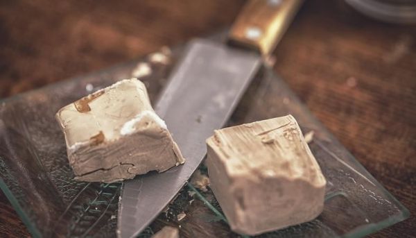 Csak EZT az olcsó házi kencét használja az anyósom, de olyan sima lett tőle a bőre, hogy megijedtem, hogy ráncfelvarrása volt