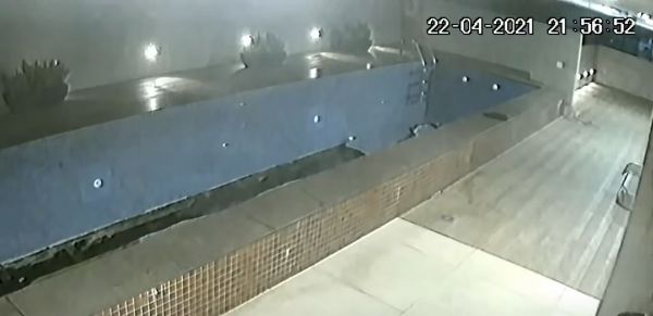 Látszólag semmi gond a medencével, ám egyszer csak leszakad és darabjaira hullik: kamera rögzítette a brutális jelenetet