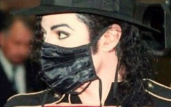 Kiderült, miért viselt Michael Jackson már 20 évvel ezelőtt is maszkot, és miért ragasztott sebtapaszt az orrára