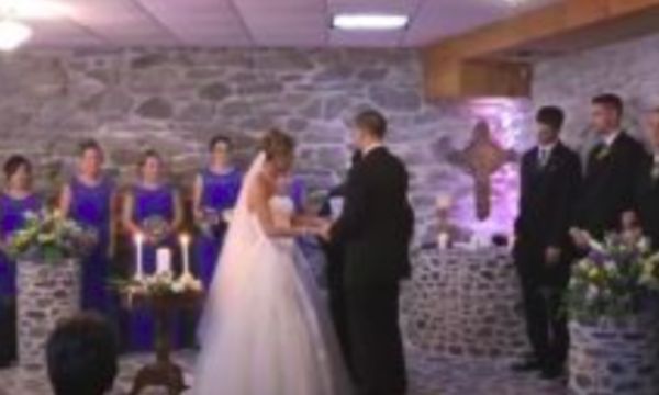 A menyasszony félbeszakítja a szertartást és ezt az üzenetet intézi vőlegénye exfeleségéhez: