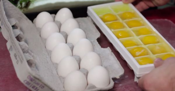 Feltöri a tojásokat és egy jégkocka tartóba rakja őket. Amikor rájöttem hogy miért, az állam is leesett!