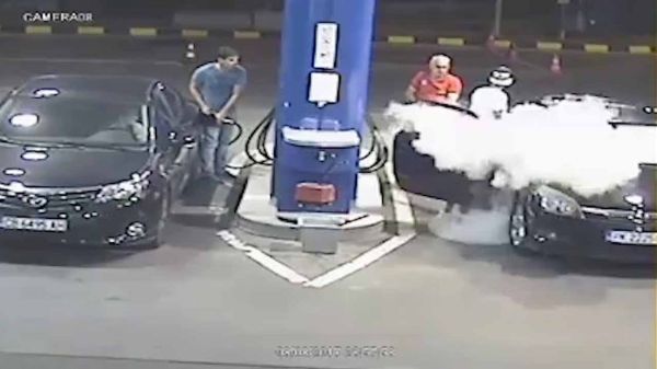 A tahógyerek röhögve cigizik a benzinkúton – a tökös benzinkutas úgy helyreteszi, hogy azt se tudja, hol van (videó)