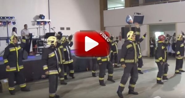 Felrobbantja a netet a nyíregyházi tűzoltók tánca! Hát ez fenomenális!! Azok a csípő mozgások!