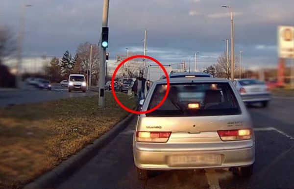 Gyerekek ilyen nincs….. Ez a budapesti autós valamit észrevett az út szélén, majd olyat tett, hogy mindenkinek leesett az álla (videó)