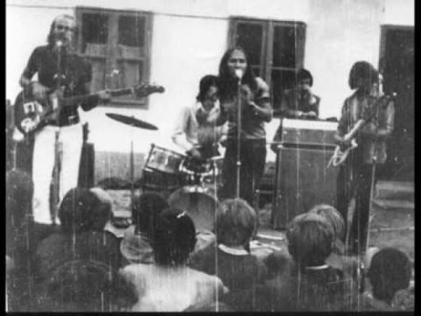 Aki felismeri ezt a régi dalt, annak minden elismerésünk! Hihetetlen, de már több, mint 50 éves..