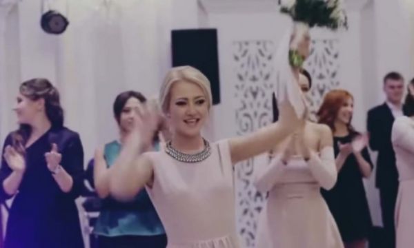 Elkapja a menyasszonyi csokrot, de ami ezután történik, arra nem számított… Egy házassági ajánlat, amilyet még soha nem láttál!
