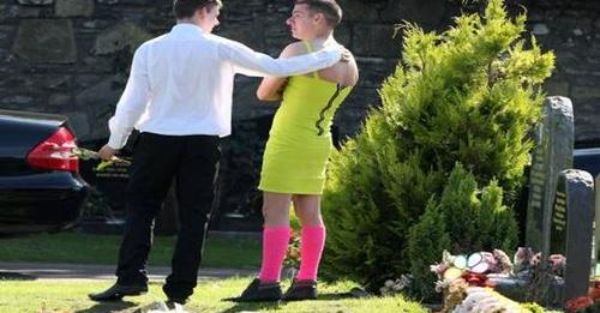 A katona nevetségesen felöltözve megy el barátja temetésére: mikor megtudják az okát, zokogni kezdenek