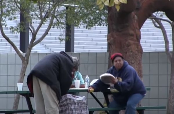 Egy férfi adott 30 ezret egy hajléktalannak, és megnézte mire költi… Amit látott, arra ő maga sem számított!