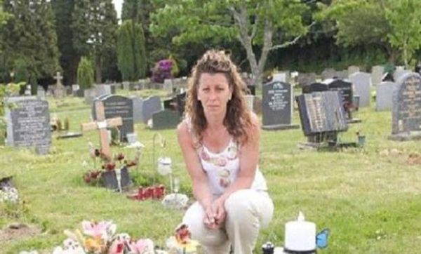 Az anya 4 éves fia sírját látogatja meg és teljesen összeomlik attól amit lát