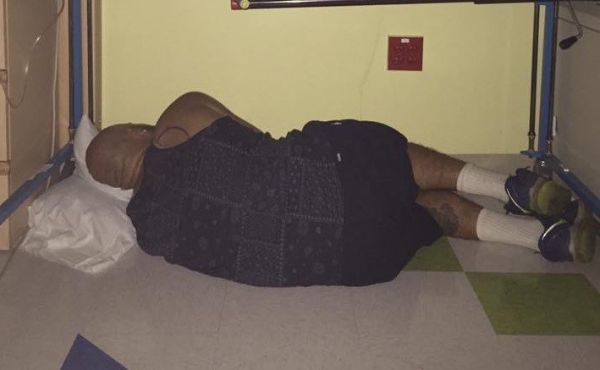 Első ránézésre csak egy férfi fekszik a földön. De ha utána kicsit jobban megnézed mi is van valójában, a szemedből kicsordul a könny is!