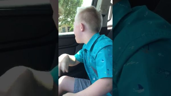 Az apa videóra vette Down-szindrómás fiát, aki Whitney Houston-t énekelt a kocsiban. Könnyekig hatódunk tőle!
