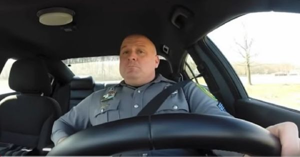 Ezen a rendőrön röhög a fél világ. Elfelejtette kikapcsolni a kamerát, és amit felvett, attól sírva fogsz nevetni