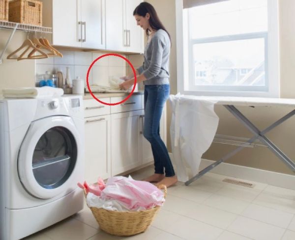 Használt mosógépet vett a kisgyerekes anyuka utolsó fillérjéből. Amikor otthon belenézett, majdnem elájult