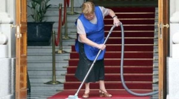 A gazdag nő ügyet sem vet a takarítónőre, ám miután megtudja az igazságot, elsüllyed szégyenében!