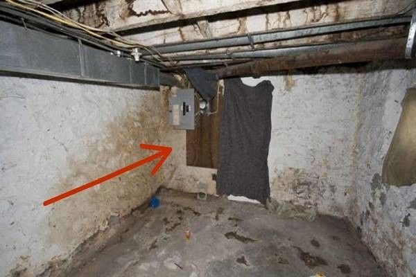 A férfi kibontotta a falat, mikor felújította a házát. Ekkor vette észre, hogy a háza olyasminek a tetejére épült, amitől égnek állt a haja