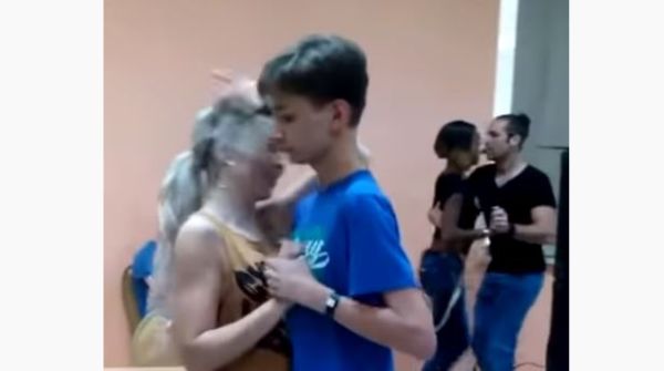 A félénk tizenéves srác felkéri a profi táncoslányt: eleinte senki sem foglalkozik velük, később azonban minden szem rájuk szegeződik!