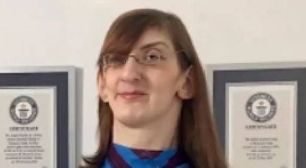 Ez a 215 centis török hölgy a világ legmagasabb nője: a fotókon láthatod tetőtől-talpig