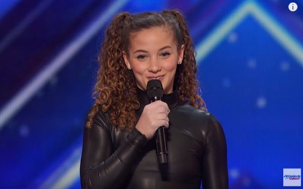 Ez egyszerűen valami csoda! Még a szád is tátva marad a 14 éves lány produkcióján. Mi nem találunk szavakat. Már ötödször nézzük.