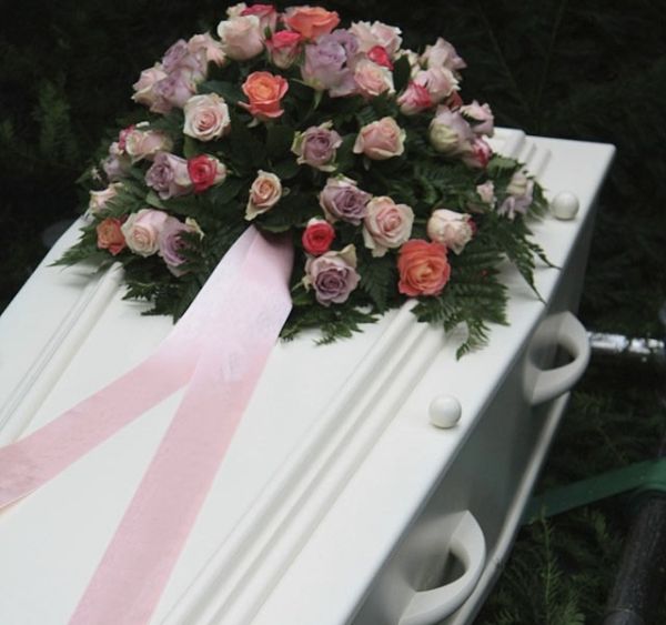 Meghalt az anyósa, aki tönkretette a családját. Olyan megrázó és csodálatosbúcsút vett tőle, hogy mindenkinek könnybe lábadt a szeme..