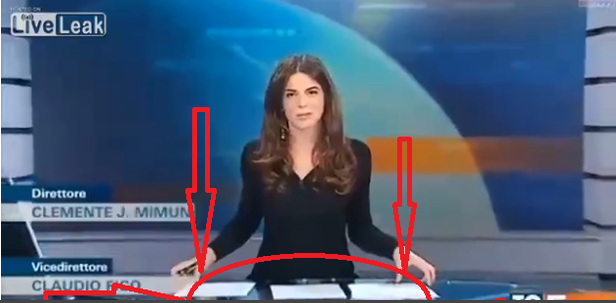 Az évtized bakija? A hírolvasó nő elfelejtette, hogy üvegasztalnál ül. Többet láttak a nézők a kelleténél