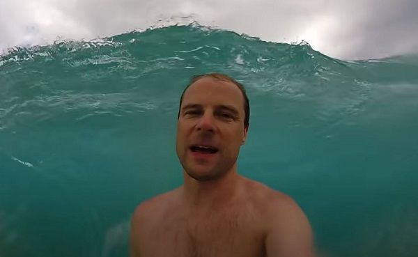 Épp magát videózta a tengerben, amikor jött egy eszméletelen nagy hullám: a kamera felvette, mit művelt a gigászi víztömeg