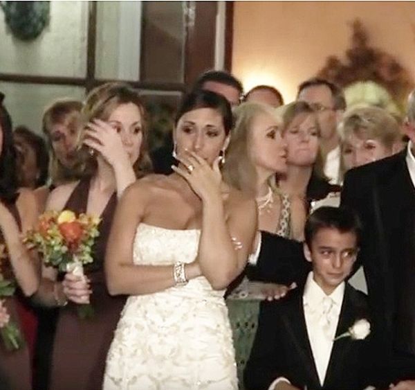 A vőlegény megcsókolta a másik nőt a menyasszony előtt. Pár perccel később a menyasszony sírva fakadt, de nem azért, amiért gondolod (videó)