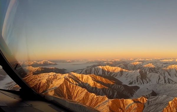 Pilóta készítette a repülőgép orrából ezt a felvételt, amelyet nem szabadna látniuk az utasoknak