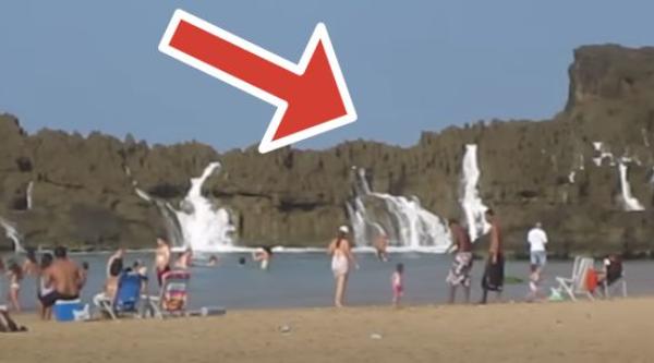 Egy hétköznapi tengerparti pihenőhelynek látszik. Majd olyasmi zúdul a pihenő emberekre, hogy azonnal …