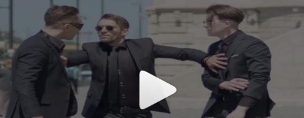 Csak kamillázunk, mit le nem művelt Tóth Gabi szerelme, Papp Máté az Országház előtt! Videóra is vették: