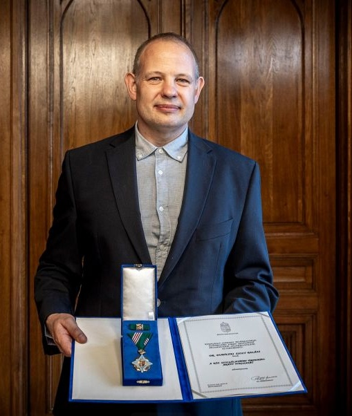 Megmentette egy szíven szúrt férfi életét: most állami elismerésben is részesült a főorvos